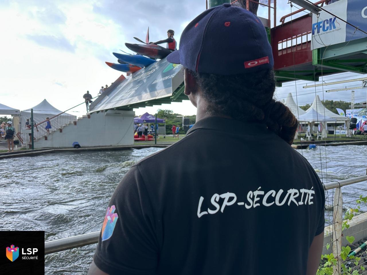 Agent LSP en surveillance d'un grand rassemblement à La Réunion
