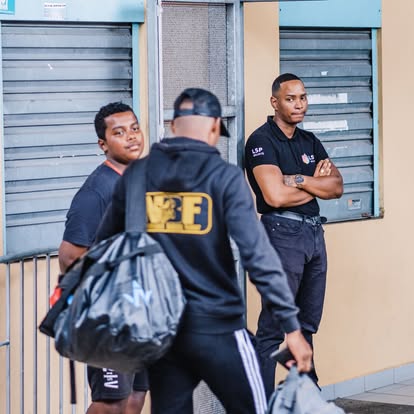 Agent LSP en surveillance lors d'un contrôle de bagages à La Réunion