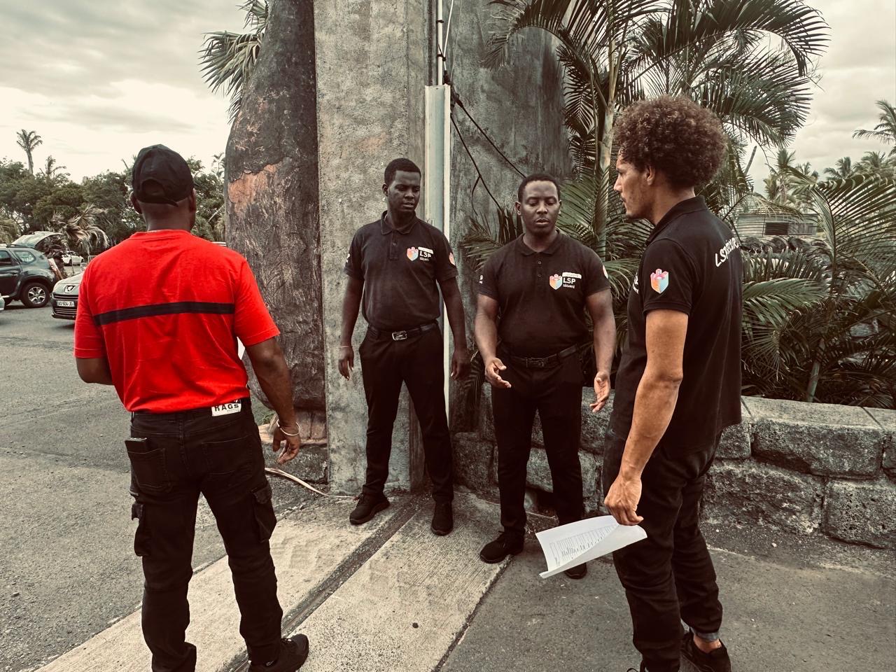 Briefing d'agents LSP en extérieur avant une mission à La Réunion