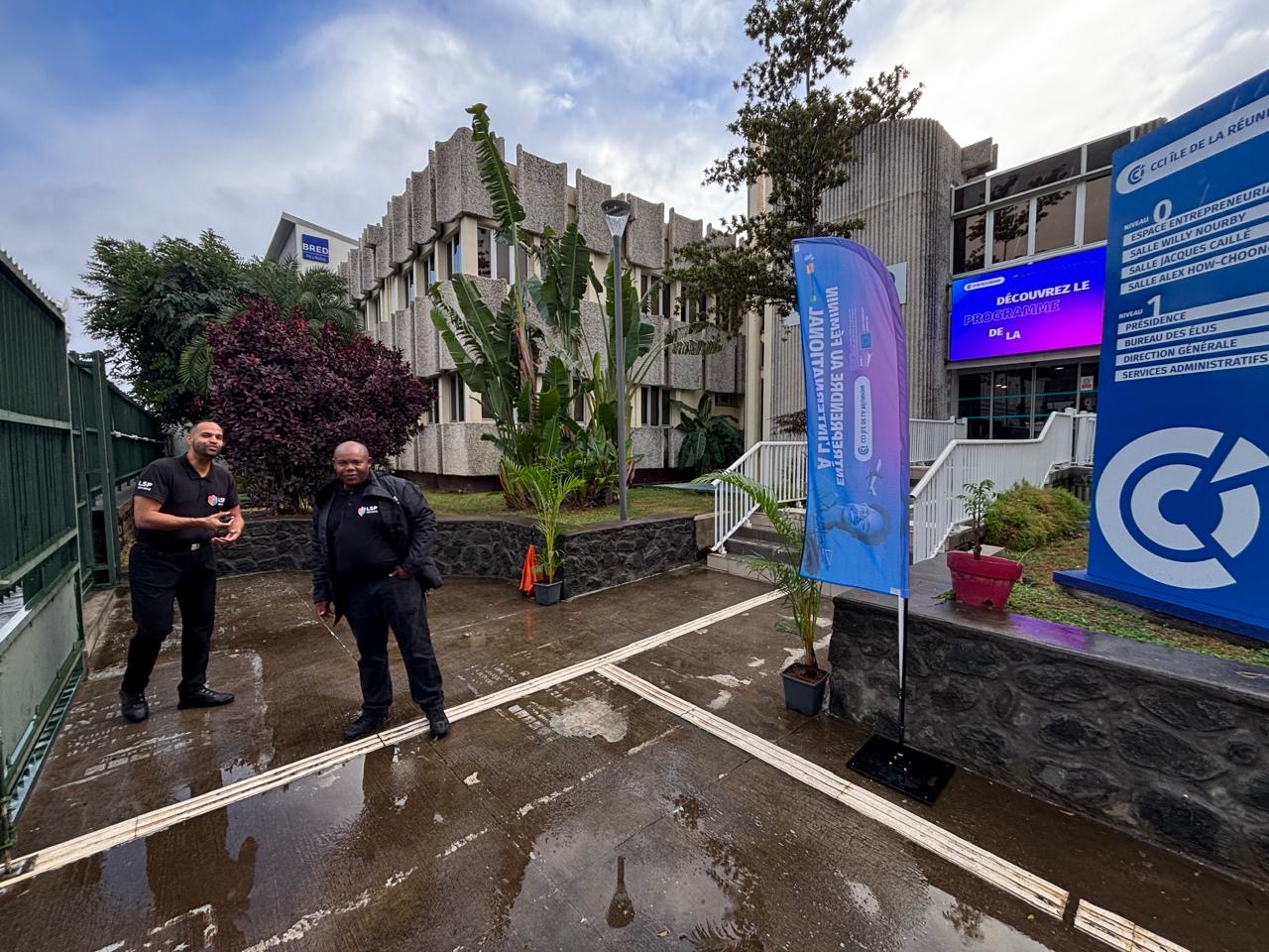 Agents LSP postés devant un site à La Réunion